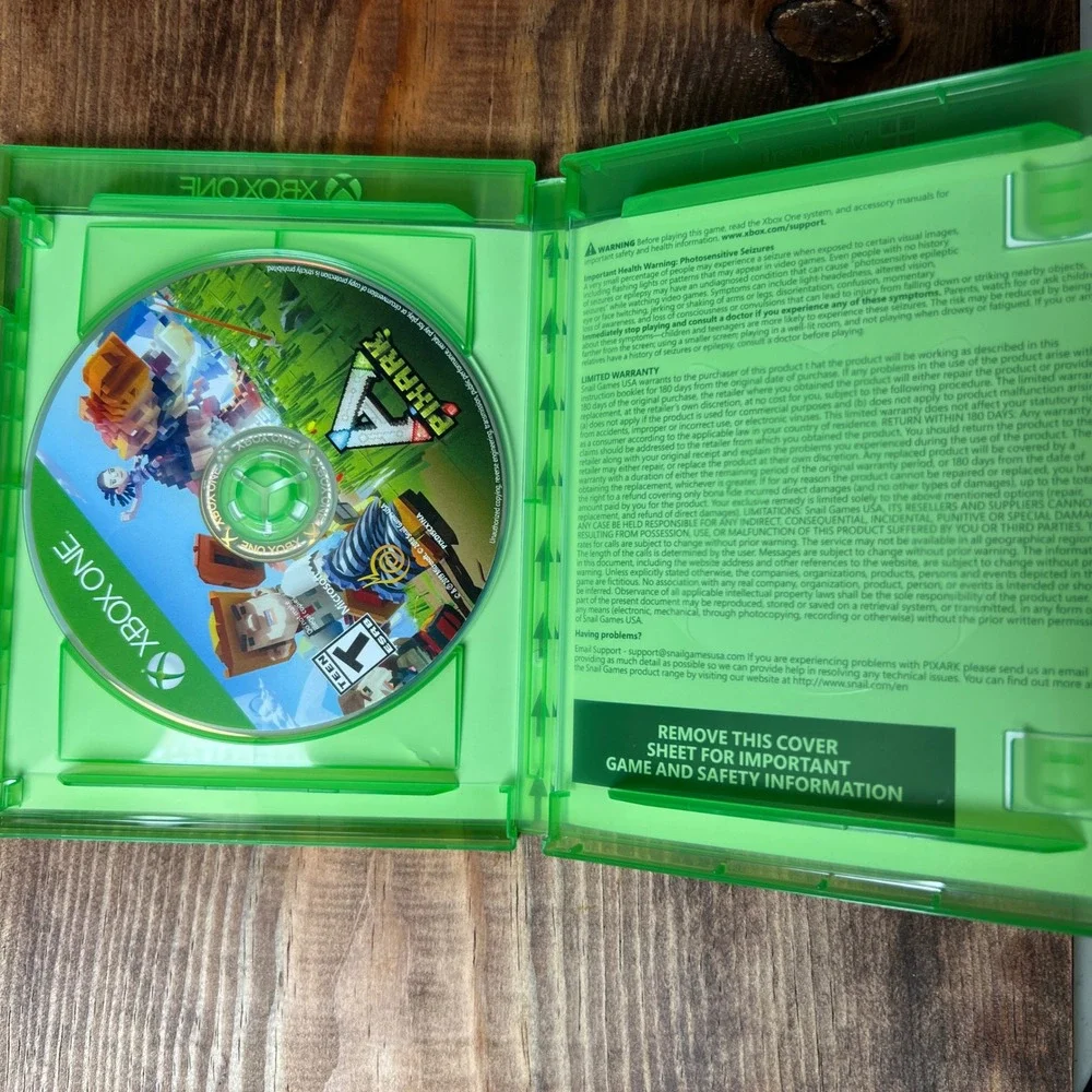 PixARK Xbox One Game Microsoft 4K Ultra HD HDR Snail Games Physical Disc